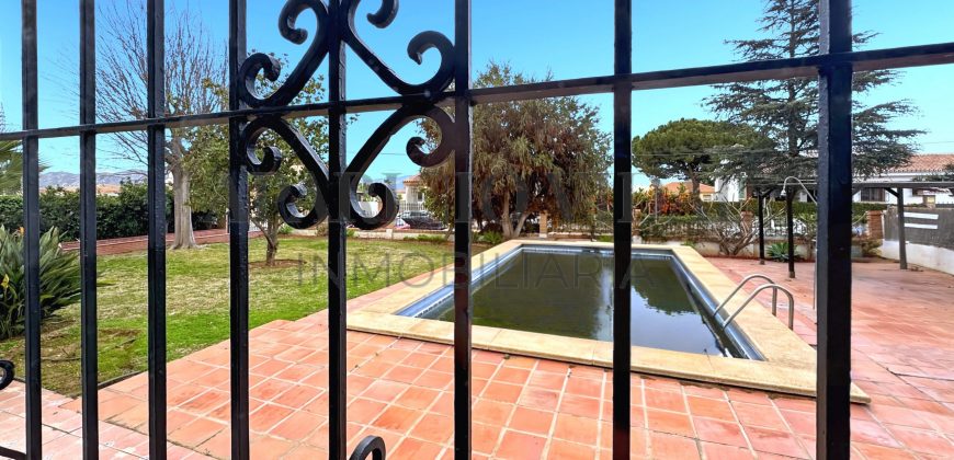 Gran chalet independiente en Alhaurín de la Torre con piscina y amplios jardines