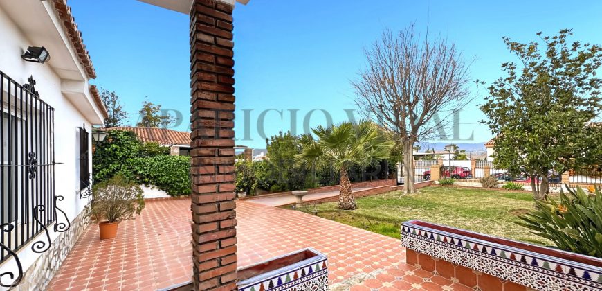 Gran chalet independiente en Alhaurín de la Torre con piscina y amplios jardines