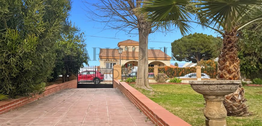 Gran chalet independiente en Alhaurín de la Torre con piscina y amplios jardines