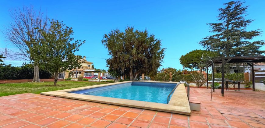Gran chalet independiente en Alhaurín de la Torre con piscina y amplios jardines