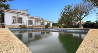 Gran chalet independiente en Alhaurín de la Torre con piscina y amplios jardines