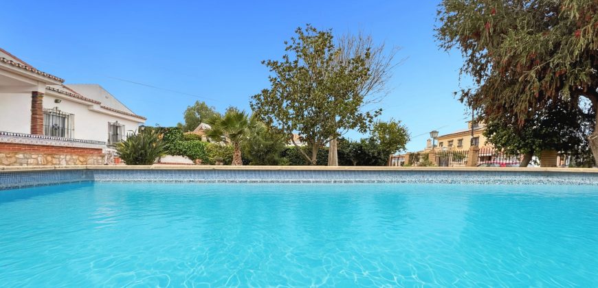 Gran chalet independiente en Alhaurín de la Torre con piscina y amplios jardines