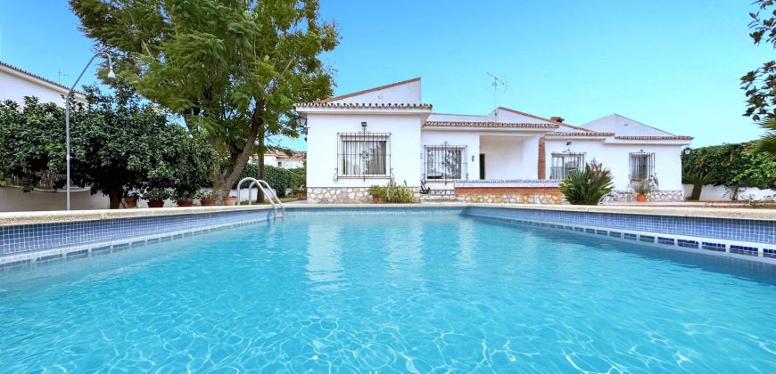Gran chalet independiente en Alhaurín de la Torre con piscina y amplios jardines