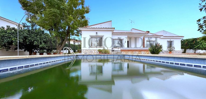 Gran chalet independiente en Alhaurín de la Torre con piscina y amplios jardines