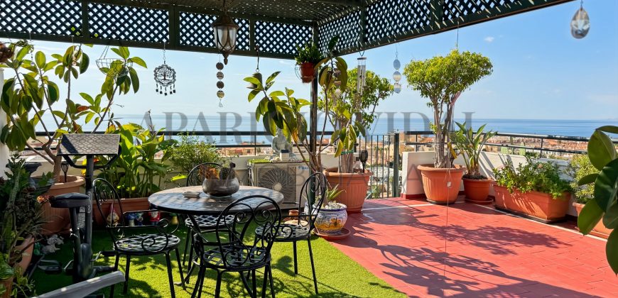 Ático dúplex con solárium y vistas al mar en Cala del Moral