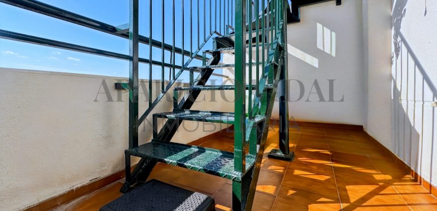 Ático dúplex con solárium y vistas al mar en Cala del Moral