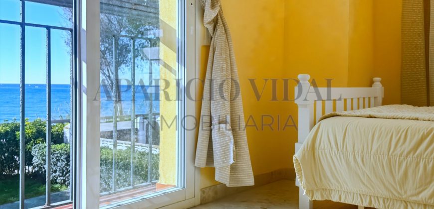 Vivienda Pareada en primera línea de mar con orientación sur y vistas frontales