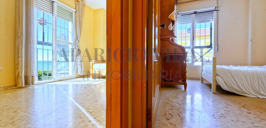 Vivienda Pareada en primera línea de mar con orientación sur y vistas frontales
