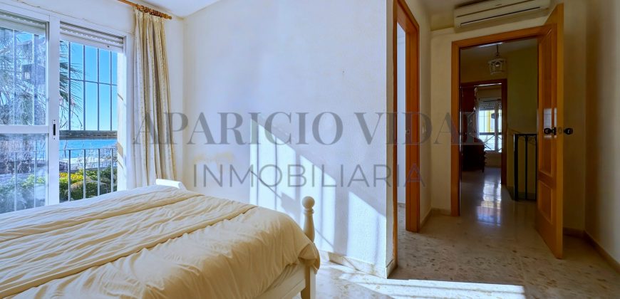 Vivienda Pareada en primera línea de mar con orientación sur y vistas frontales