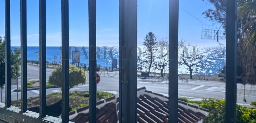 Vivienda Pareada en primera línea de mar con orientación sur y vistas frontales