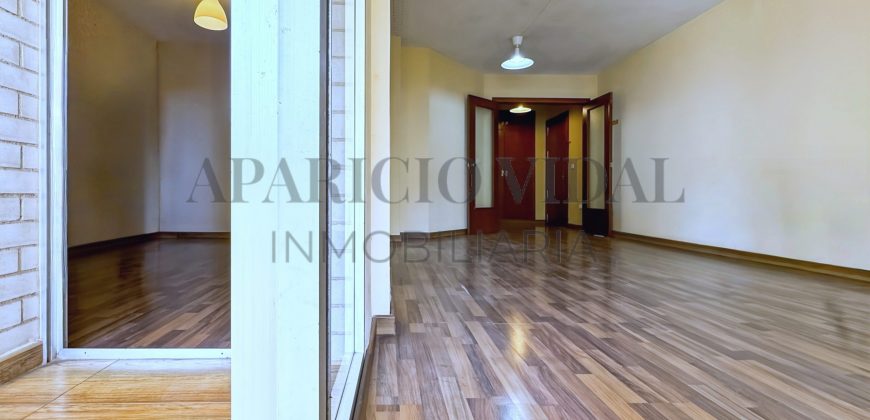 Amplia vivienda de 4 dormitorios con garaje y trastero en Pasaje Herrera Oria – gran potencial de reforma