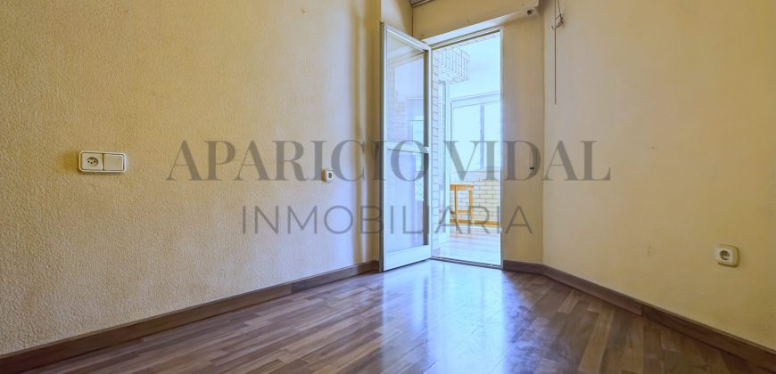 Amplia vivienda de 4 dormitorios con garaje y trastero en Pasaje Herrera Oria – gran potencial de reforma