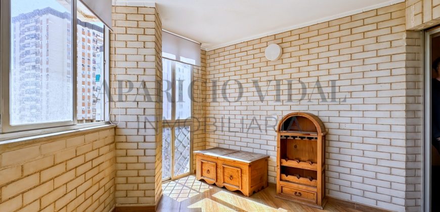 Amplia vivienda de 4 dormitorios con garaje y trastero en Pasaje Herrera Oria – gran potencial de reforma