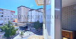 Amplia vivienda de 4 dormitorios con garaje y trastero en Pasaje Herrera Oria – gran potencial de reforma