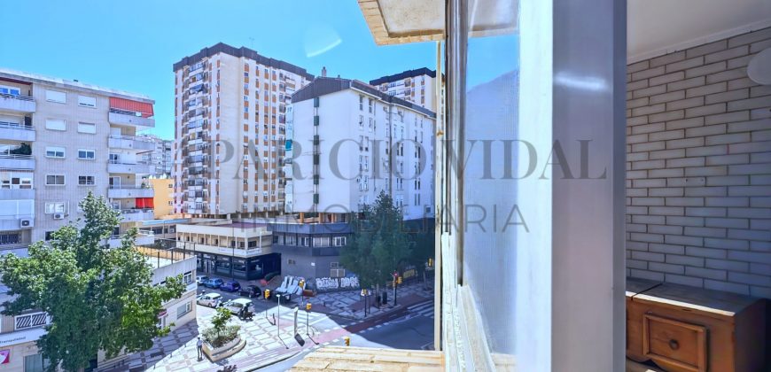 Amplia vivienda de 4 dormitorios con garaje y trastero en Pasaje Herrera Oria – gran potencial de reforma