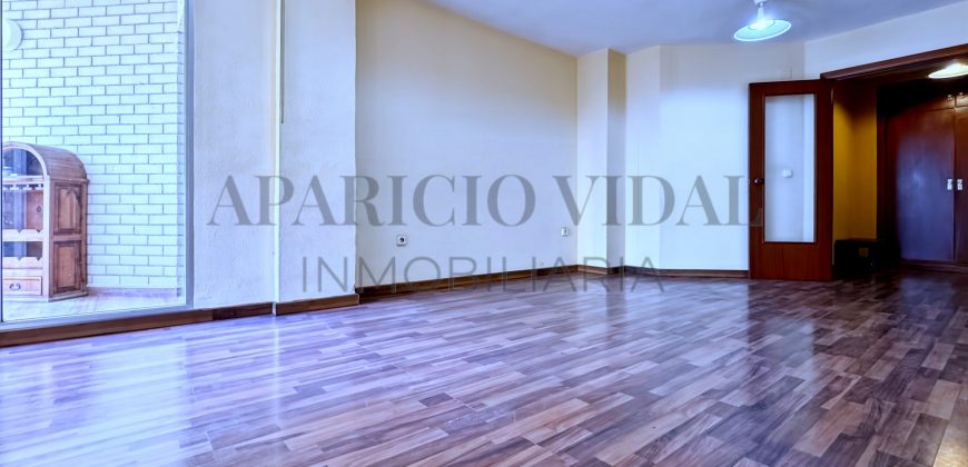 Amplia vivienda de 4 dormitorios con garaje y trastero en Pasaje Herrera Oria – gran potencial de reforma