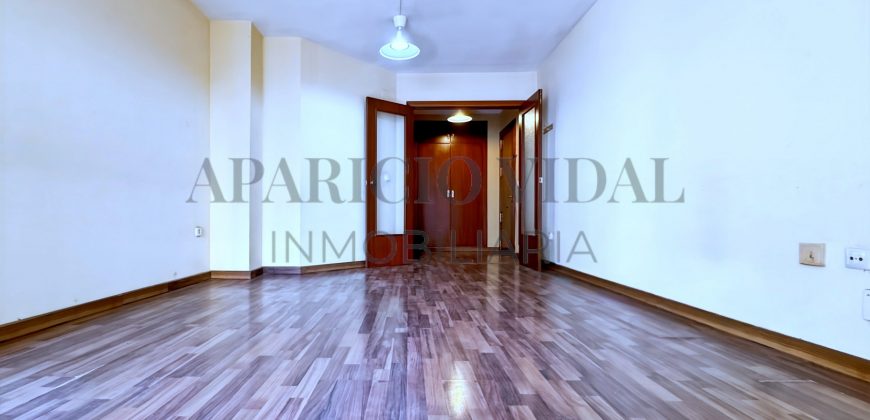 Amplia vivienda de 4 dormitorios con garaje y trastero en Pasaje Herrera Oria – gran potencial de reforma