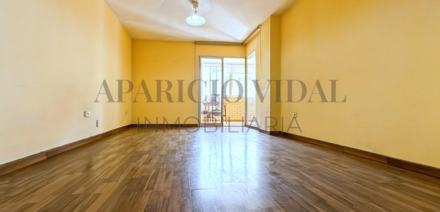 Amplia vivienda de 4 dormitorios con garaje y trastero en Pasaje Herrera Oria – gran potencial de reforma