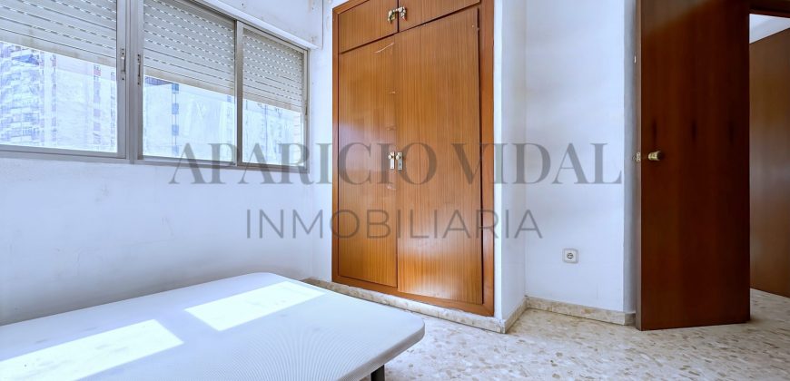 Amplia vivienda de 4 dormitorios con garaje y trastero en Pasaje Herrera Oria – gran potencial de reforma