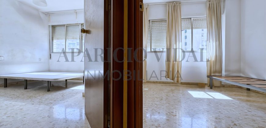 Amplia vivienda de 4 dormitorios con garaje y trastero en Pasaje Herrera Oria – gran potencial de reforma