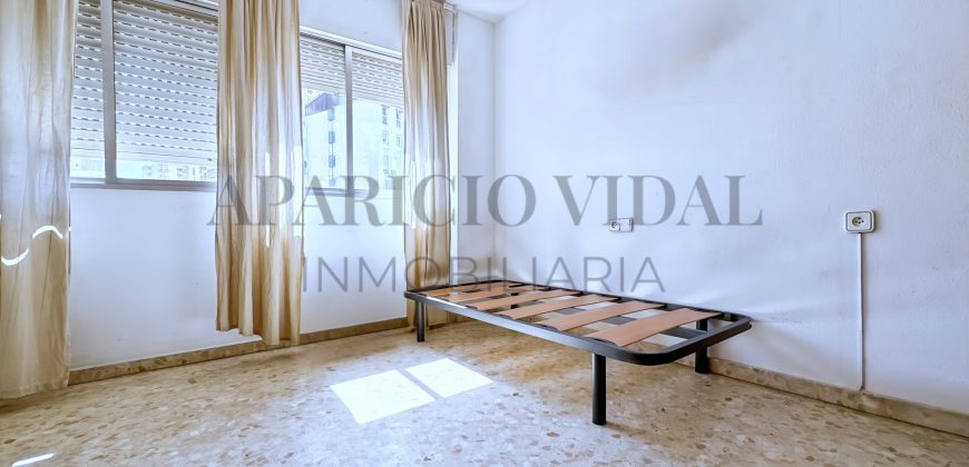 Amplia vivienda de 4 dormitorios con garaje y trastero en Pasaje Herrera Oria – gran potencial de reforma