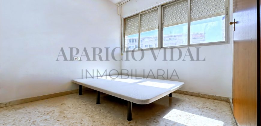 Amplia vivienda de 4 dormitorios con garaje y trastero en Pasaje Herrera Oria – gran potencial de reforma