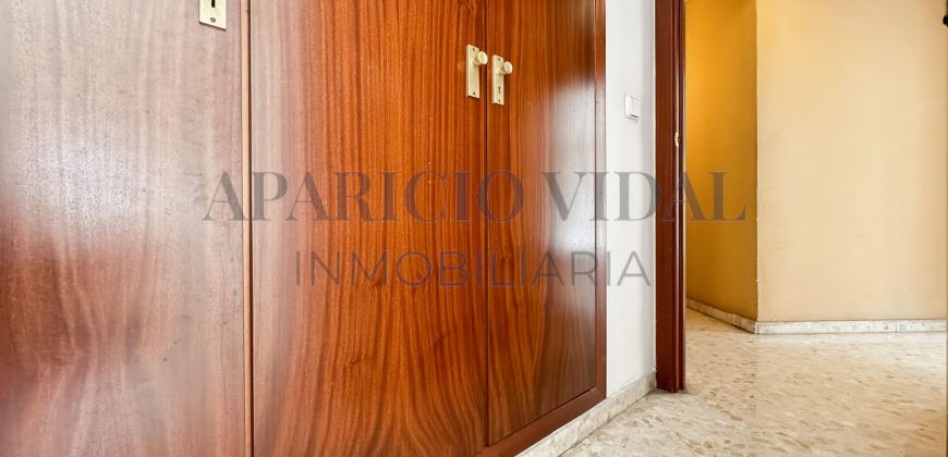 Amplia vivienda de 4 dormitorios con garaje y trastero en Pasaje Herrera Oria – gran potencial de reforma