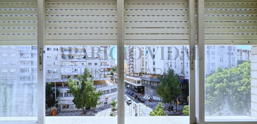 Amplia vivienda de 4 dormitorios con garaje y trastero en Pasaje Herrera Oria – gran potencial de reforma