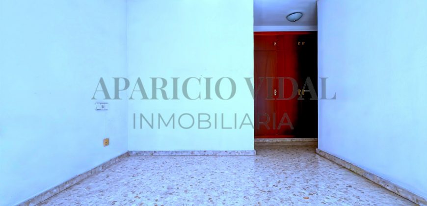 Amplia vivienda de 4 dormitorios con garaje y trastero en Pasaje Herrera Oria – gran potencial de reforma