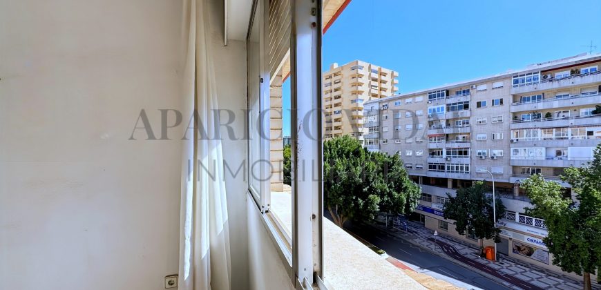 Amplia vivienda de 4 dormitorios con garaje y trastero en Pasaje Herrera Oria – gran potencial de reforma