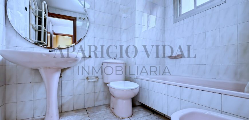 Amplia vivienda de 4 dormitorios con garaje y trastero en Pasaje Herrera Oria – gran potencial de reforma
