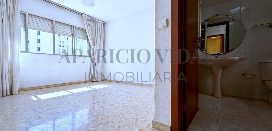 Amplia vivienda de 4 dormitorios con garaje y trastero en Pasaje Herrera Oria – gran potencial de reforma