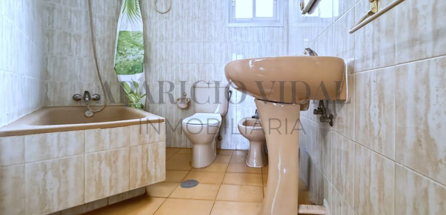 Amplia vivienda de 4 dormitorios con garaje y trastero en Pasaje Herrera Oria – gran potencial de reforma