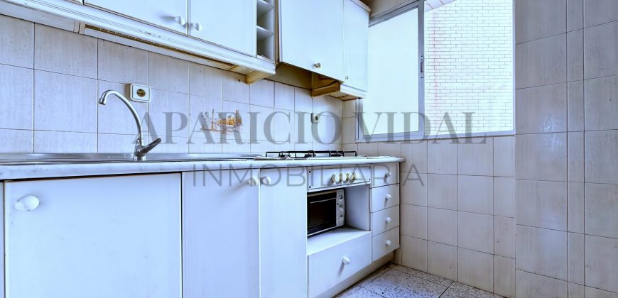 Amplia vivienda de 4 dormitorios con garaje y trastero en Pasaje Herrera Oria – gran potencial de reforma