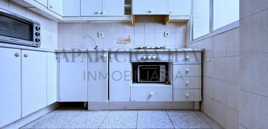 Amplia vivienda de 4 dormitorios con garaje y trastero en Pasaje Herrera Oria – gran potencial de reforma