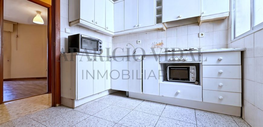 Amplia vivienda de 4 dormitorios con garaje y trastero en Pasaje Herrera Oria – gran potencial de reforma