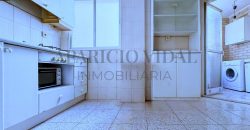 Amplia vivienda de 4 dormitorios con garaje y trastero en Pasaje Herrera Oria – gran potencial de reforma