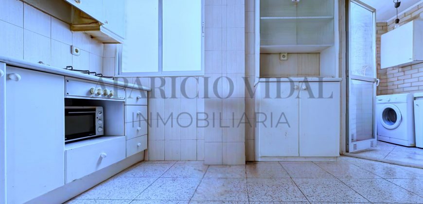 Amplia vivienda de 4 dormitorios con garaje y trastero en Pasaje Herrera Oria – gran potencial de reforma