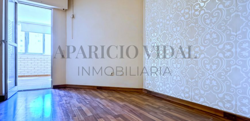 Amplia vivienda de 4 dormitorios con garaje y trastero en Pasaje Herrera Oria – gran potencial de reforma