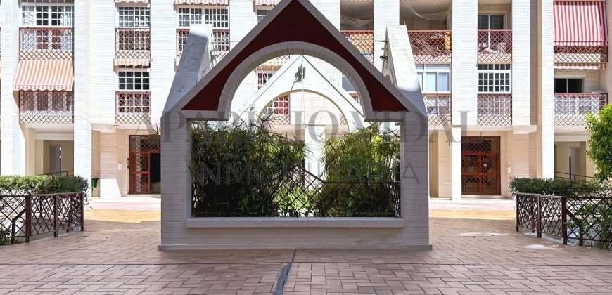 Amplia vivienda de 4 dormitorios con garaje y trastero en Pasaje Herrera Oria – gran potencial de reforma