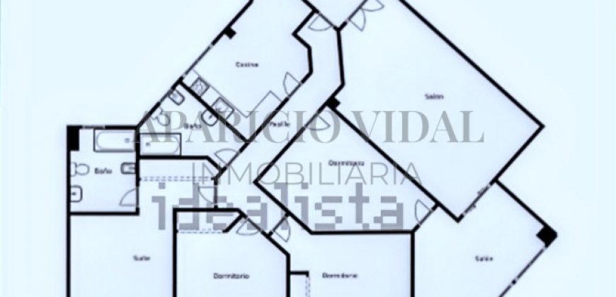 Amplia vivienda de 4 dormitorios con garaje y trastero en Pasaje Herrera Oria – gran potencial de reforma