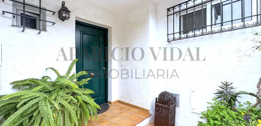 Amplia casa adosada con gran terraza, garaje para dos coches y múltiples posibilidades en Chilches Costa
