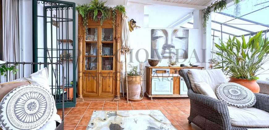 Amplia casa adosada con gran terraza, garaje para dos coches y múltiples posibilidades en Chilches Costa