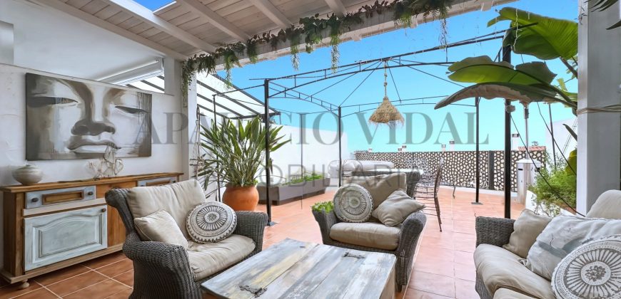 Amplia casa adosada con gran terraza, garaje para dos coches y múltiples posibilidades en Chilches Costa