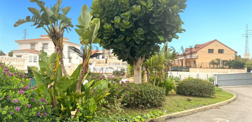 Amplia casa adosada con gran terraza, garaje para dos coches y múltiples posibilidades en Chilches Costa