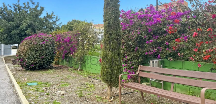 Amplia casa adosada con gran terraza, garaje para dos coches y múltiples posibilidades en Chilches Costa