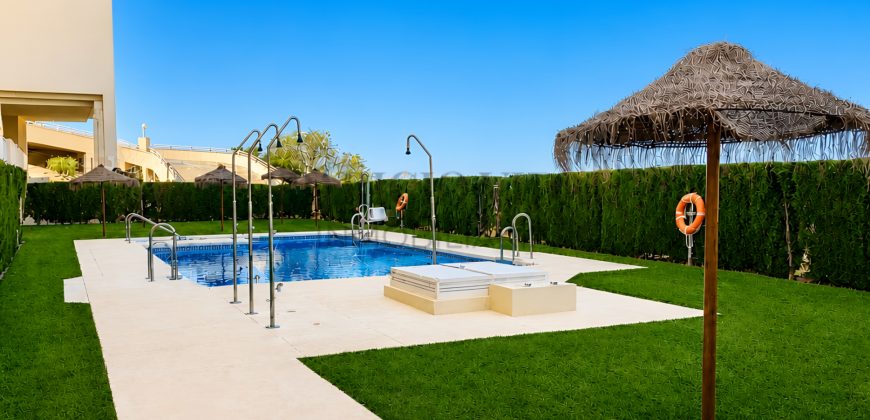 Ático luminoso con terraza, piscina y garaje en La Cala del Moral