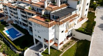 Ático luminoso con terraza, piscina y garaje en La Cala del Moral