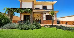 Una casa independiente para vivir con espacio, privacidad y la libertad de disfrutar del exterior.