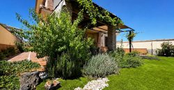 Una casa independiente para vivir con espacio, privacidad y la libertad de disfrutar del exterior.